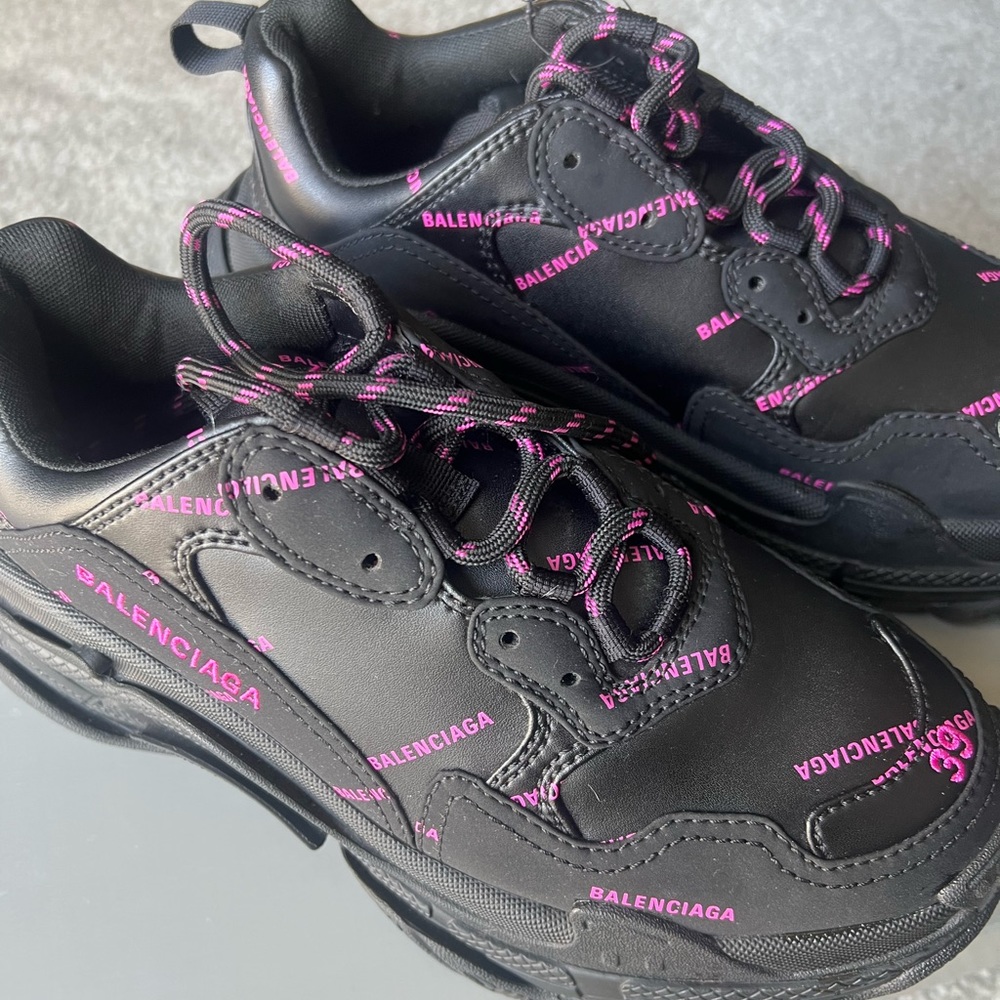 Balenciaga Triple S sneakers worn twice! Size 39 comes with box/dust bag